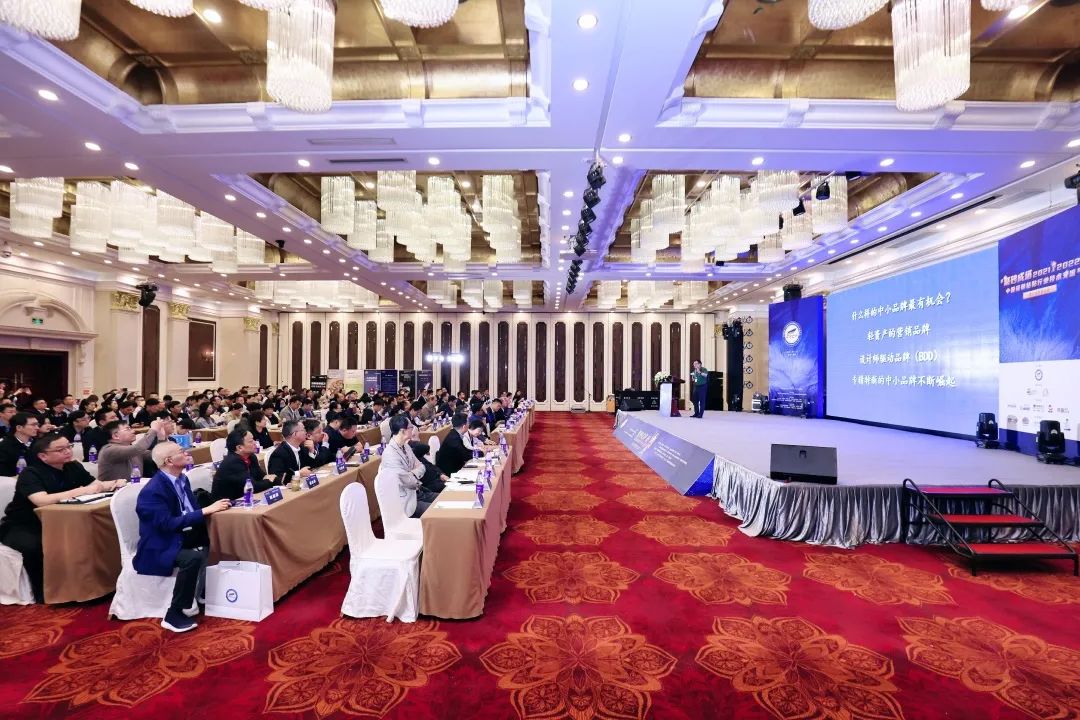 亞地斯集團榮獲中國陶瓷工業(yè)協(xié)會瓷磚粘貼技術(shù)專業(yè)委員會榮譽表彰 亞地斯集團榮獲中國陶瓷工業(yè)協(xié)會瓷磚粘貼技術(shù)專業(yè)委員會榮譽表彰