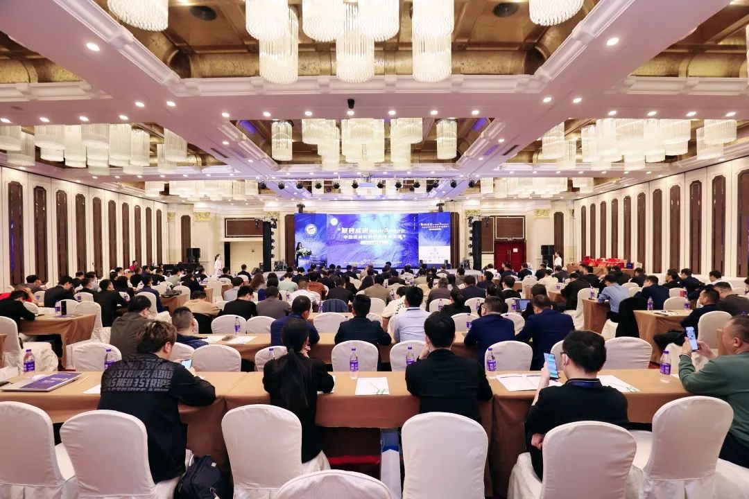 亞地斯集團榮獲中國陶瓷工業(yè)協(xié)會瓷磚粘貼技術(shù)專業(yè)委員會榮譽表彰 亞地斯集團榮獲中國陶瓷工業(yè)協(xié)會瓷磚粘貼技術(shù)專業(yè)委員會榮譽表彰