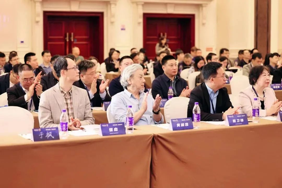 亞地斯集團榮獲中國陶瓷工業(yè)協(xié)會瓷磚粘貼技術(shù)專業(yè)委員會榮譽表彰 亞地斯集團榮獲中國陶瓷工業(yè)協(xié)會瓷磚粘貼技術(shù)專業(yè)委員會榮譽表彰