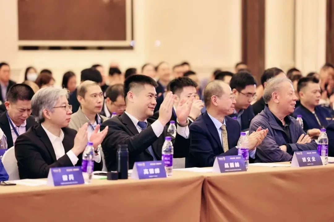 亞地斯集團榮獲中國陶瓷工業(yè)協(xié)會瓷磚粘貼技術(shù)專業(yè)委員會榮譽表彰 亞地斯集團榮獲中國陶瓷工業(yè)協(xié)會瓷磚粘貼技術(shù)專業(yè)委員會榮譽表彰